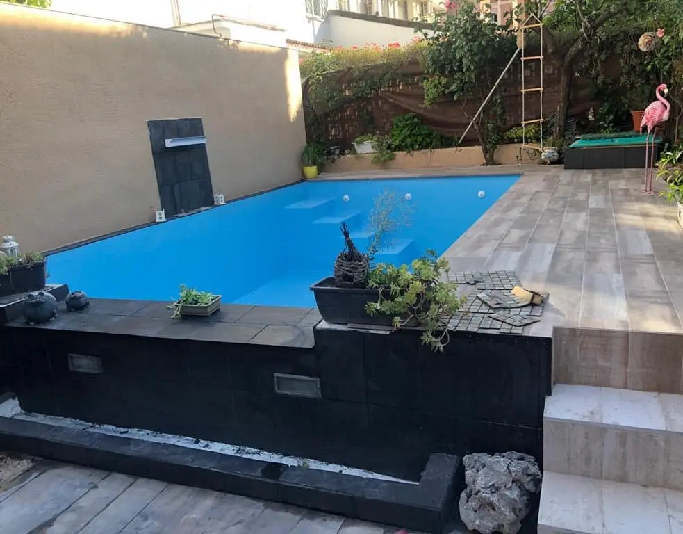 Revestimiento de piscina en casa con jardín